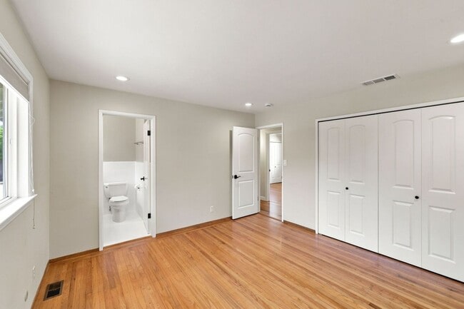 Building Photo - 10700 Farallone Dr