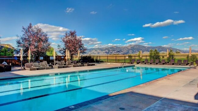 Building Photo - 1 bedroom condo, located steps from all of Black Bull's incredible amenities