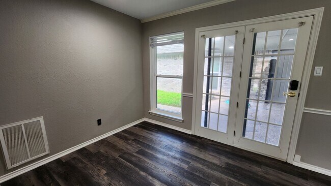 Building Photo - Remodeled with Luxurious Finishes!
