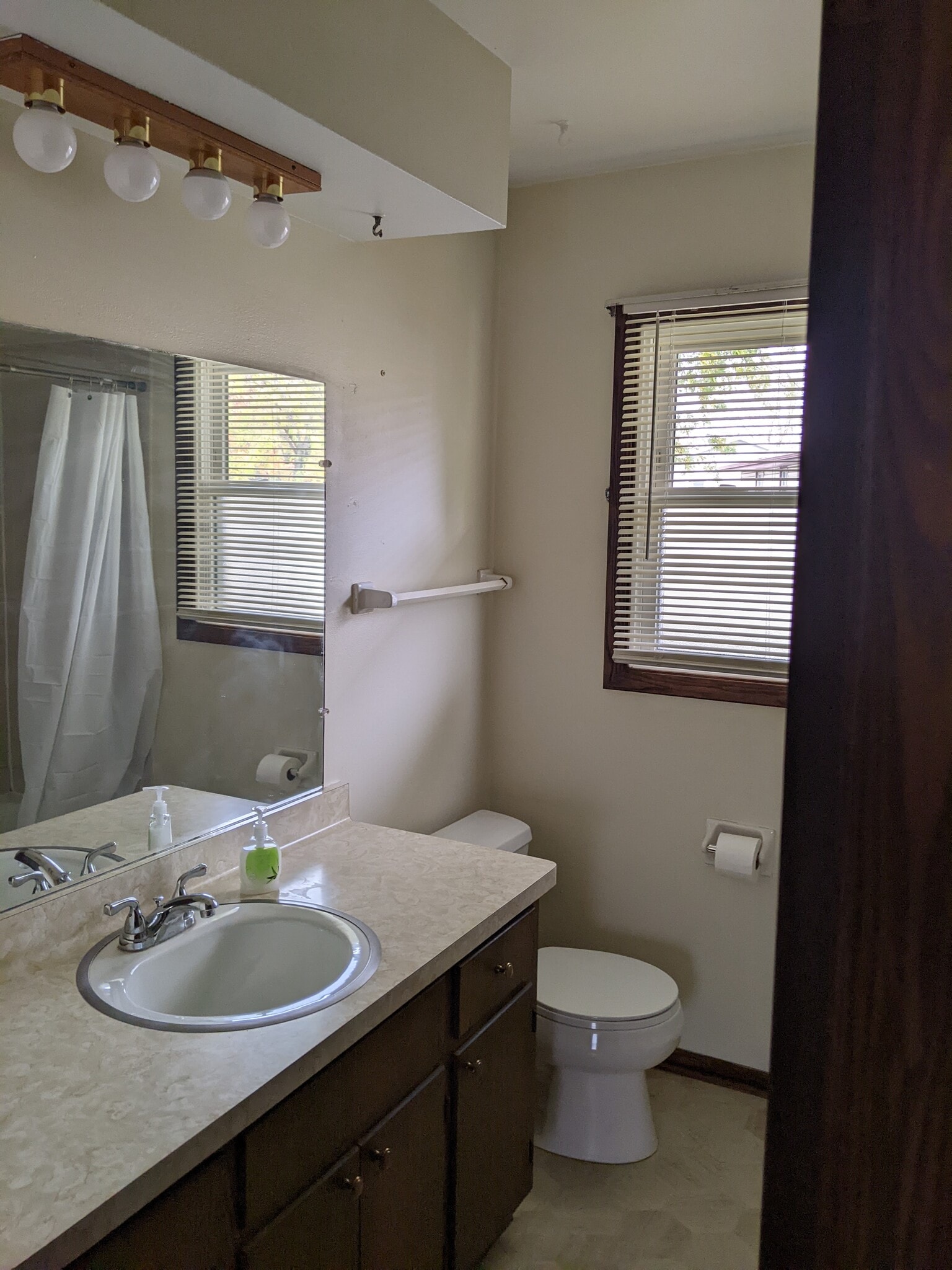 2nd Level Full Bath - 314 Hartridge Dr