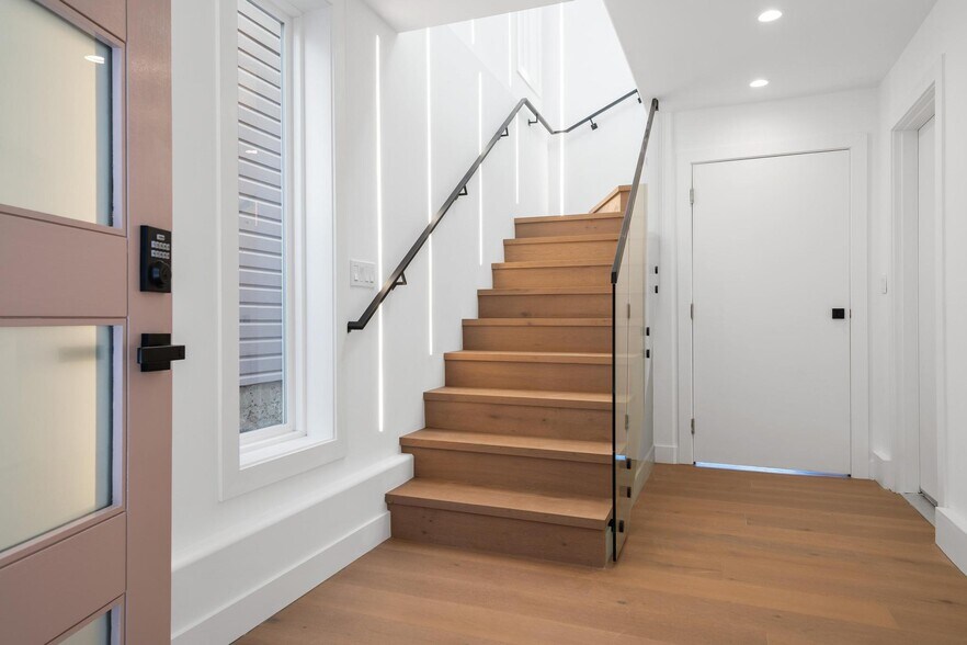 Building Photo - 1815 35th Ave