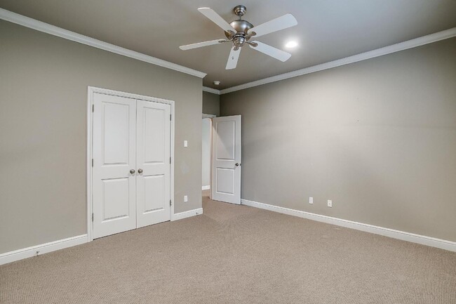 Building Photo - Spacious Townhome Steps Off Camp Bowie!