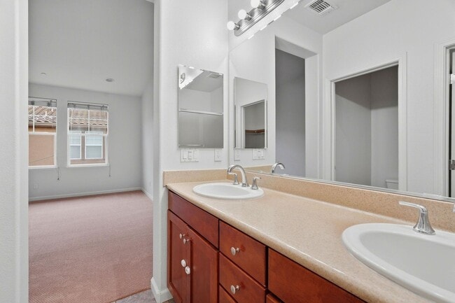 Building Photo - Spacious 2BR/2BA End-Unit Condo for rent in Warm Springs – Montebello Community