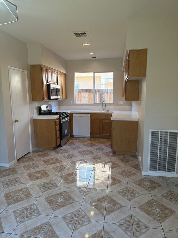 Building Photo - 39545 Warbler Dr