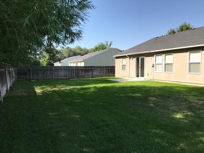 Building Photo - 3 bed/ 2 bath... 2 car garage... Single Level...In the Meadowbrook Subdivision.