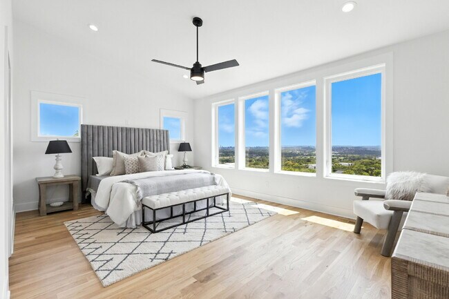 Building Photo - "Spacious 4-Bed, 4-Bath Gem in Nashville -...