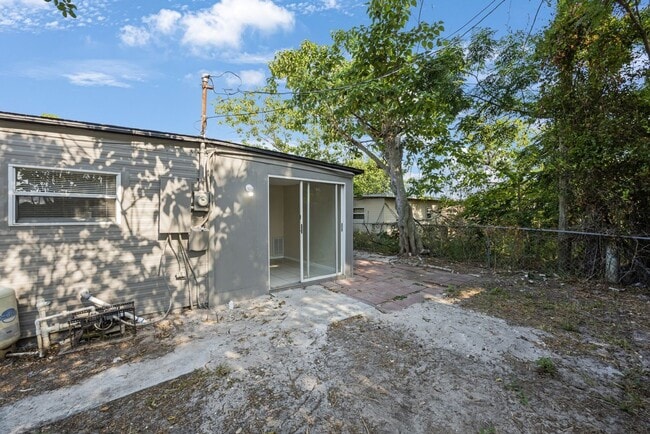Building Photo - $1600 House on Corner Lot Ready by June 1,...