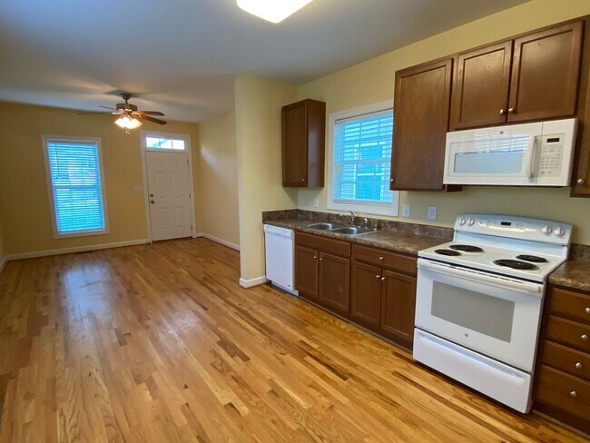 Building Photo - 3925 Lexington Dr