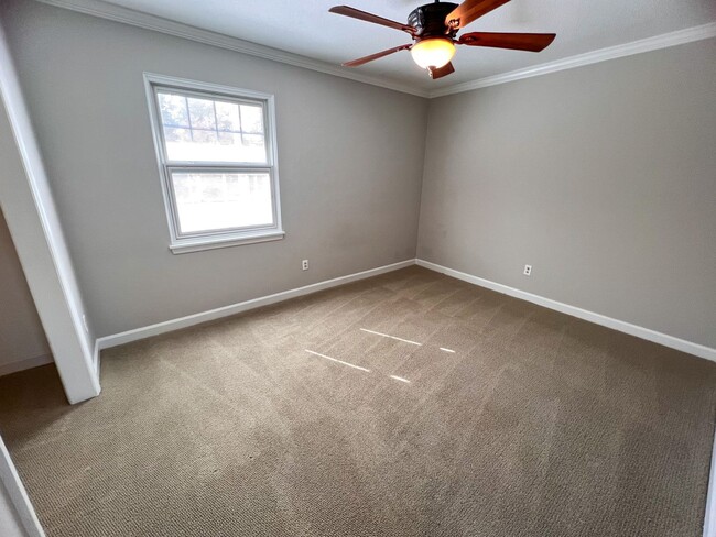 Building Photo - Charming Brick Townhome in Clemmons/Winston Salem w/ Community Pool!