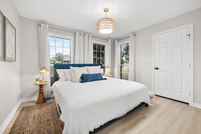 Building Photo - Lakefront Luxury Retreat, 5 Beds, 3 Baths, Quiet Gated Community.