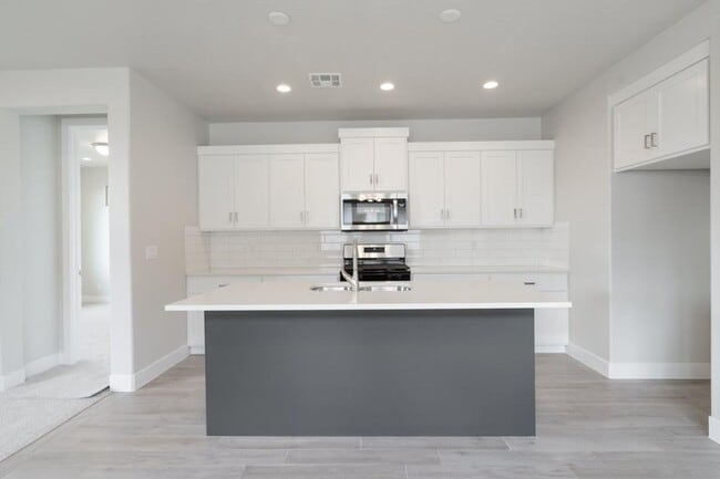 Building Photo - Beautiful New 3 Bedroom Home in Brio