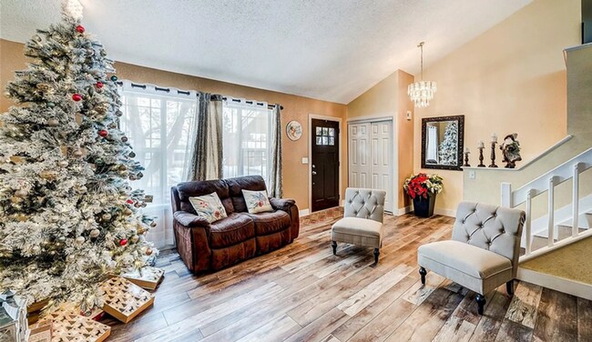 Building Photo - Huge room in a large shared home, private bathroom, great neighborhood, friendly roommates!