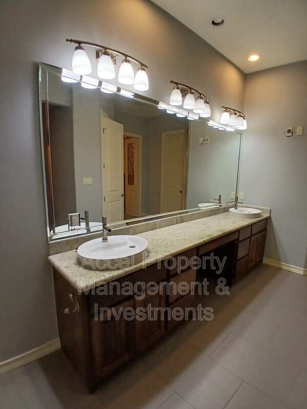 Building Photo - 2423 W Hampton Ave