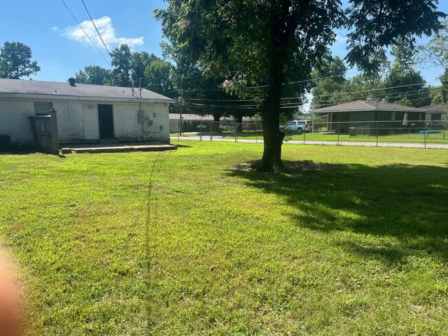 Building Photo - Spacious 4 bedroom 1.5 bath house