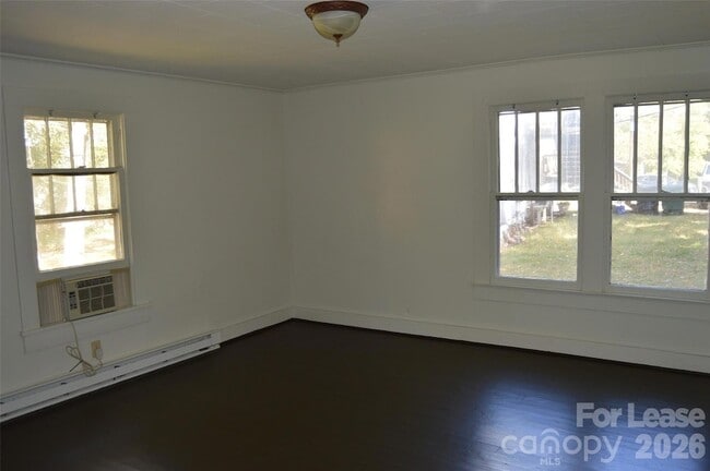 Building Photo - 245 N Main St