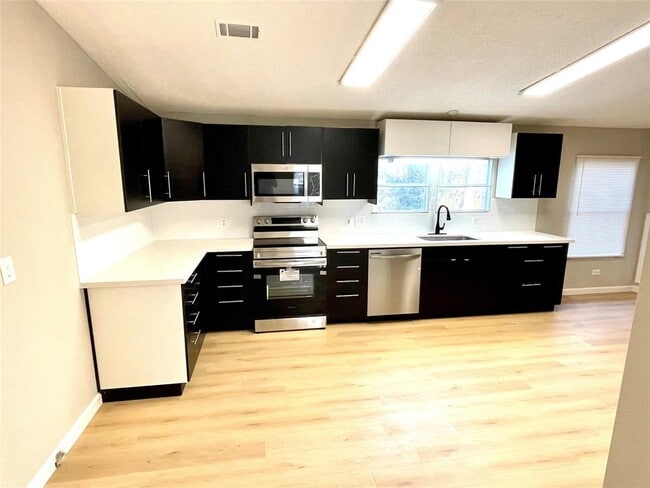 Building Photo - 128 Hall Dr S