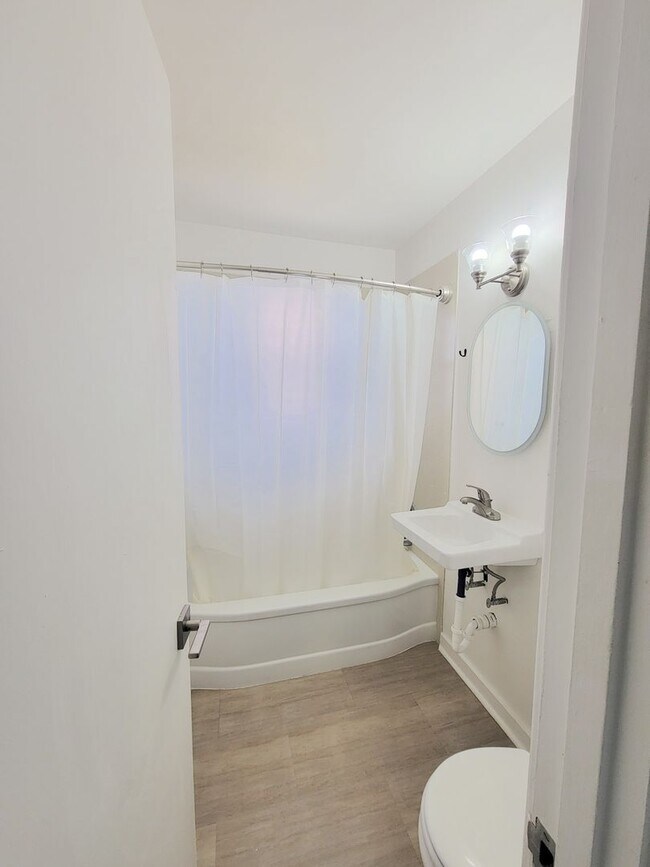 Building Photo - Great Los Alamos location, No Carpet! Near downtown Los Alamos and LANL!