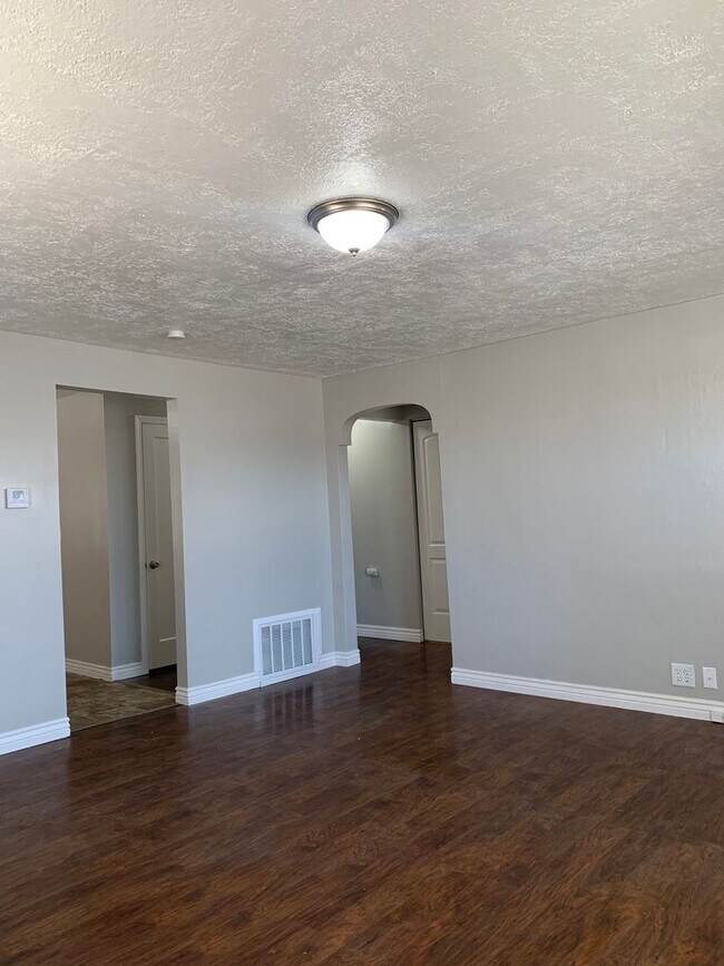 Building Photo - 423 E 450 S