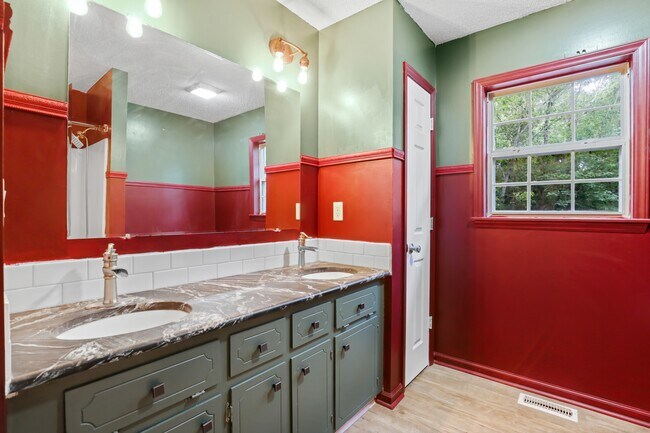 Building Photo - 598 Slick Rock Rd