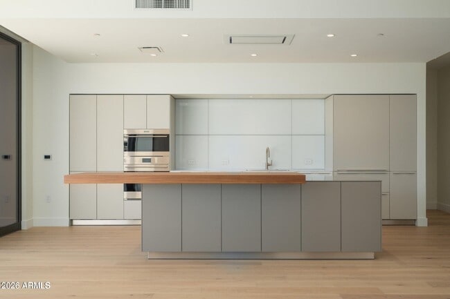 Building Photo - 4849 N Camelback Rdg Dr