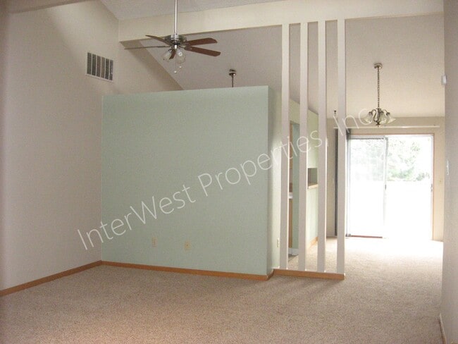Building Photo - 3 Bed 2 Bath Beaverton Home with big backyard, storage shed, A/C and fireplace!!