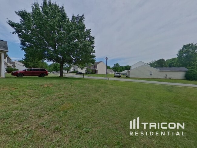 Building Photo - 2612 Fairstone Ave