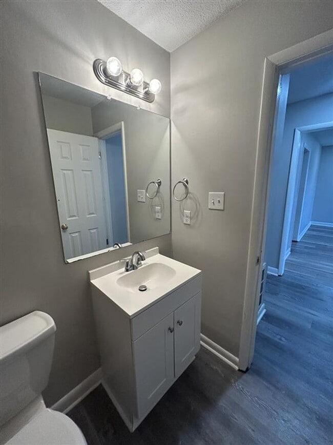 Building Photo - Charming and Affordable Downstairs Duplex ...
