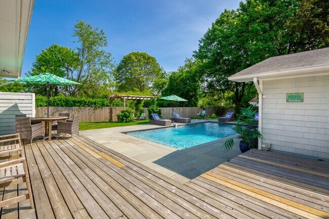 Building Photo - 2 Tims Trail