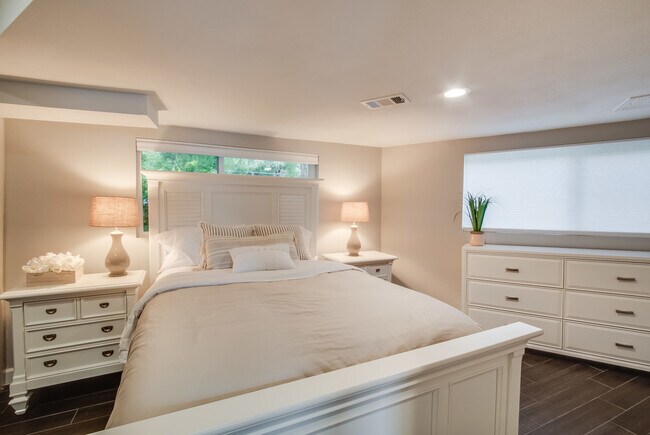 Building Photo - 1810 Lakeshore Dr