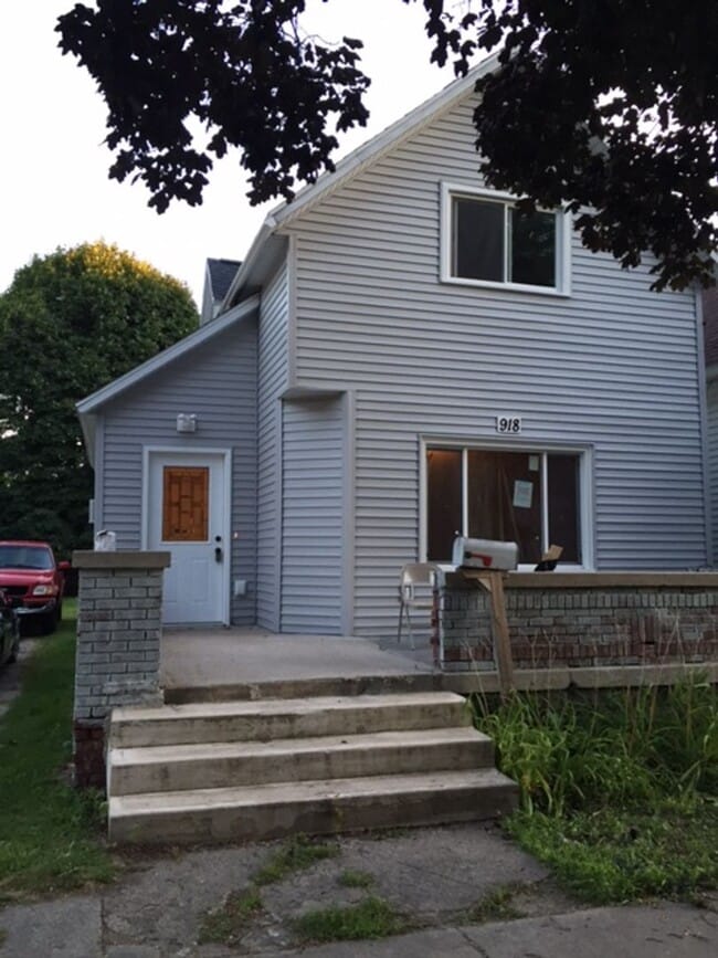 Building Photo - Charming 3 Bedroom, 1 Bath Home in the Swa...