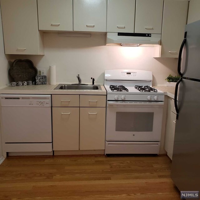 Building Photo - 635 Schuyler Ave