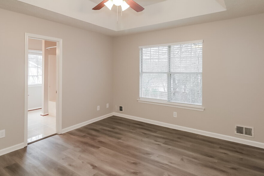 Building Photo - 691 River Valley Dr