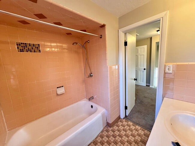 Building Photo - Beautiful 3 bedroom, 1 bath single family home with large fenced yard/ Garage /Central AC / Appli...