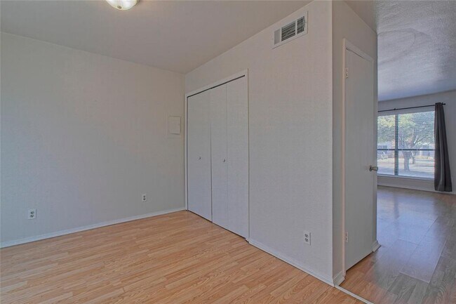 Building Photo - 3004 Whisper Oaks Ln