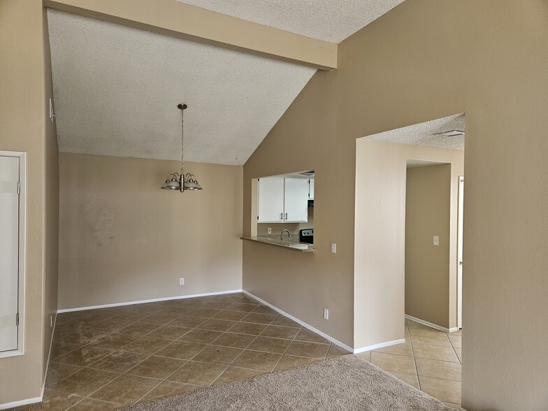 Building Photo - 495 S Ranch View Cir