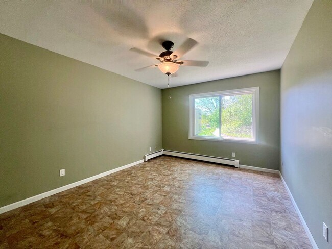 Building Photo - 1 Bedroom, 1 Bathroom Apartment In Desirable Location!