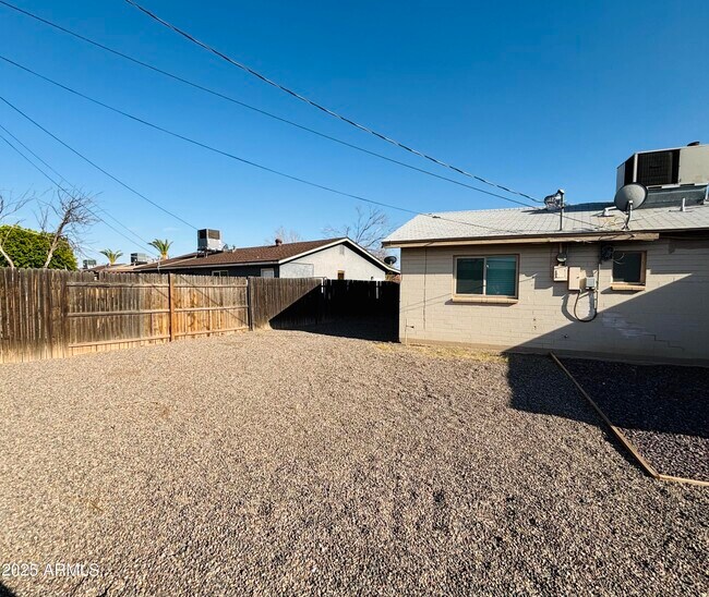 Building Photo - 4842 W Elm St