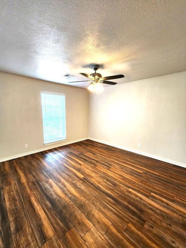 Building Photo - 4 Bed 2.5 Bath 2 Car Garage in Camelot Addition NW OKC