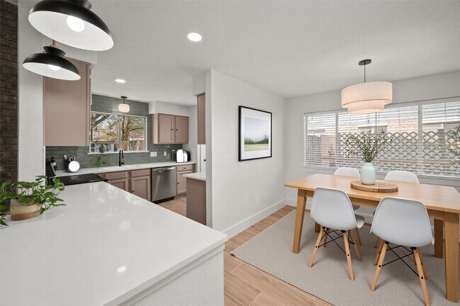 Building Photo - 303 Knoll Forest Dr