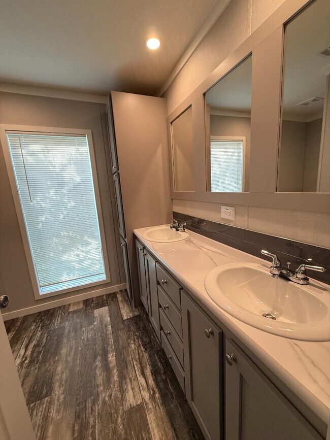 Building Photo - 4901 N Vaughn Rd