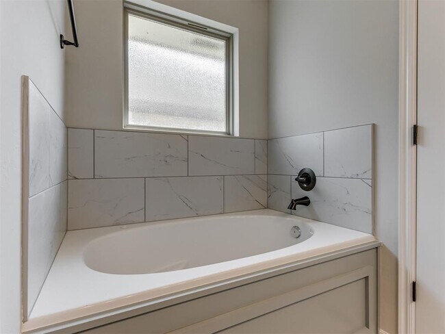 Building Photo - 644 Laurel Grv
