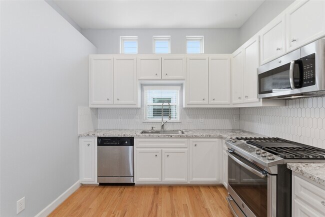 Building Photo - 5941 S Loop E