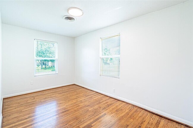 Building Photo - 1726 Du Barry Ln