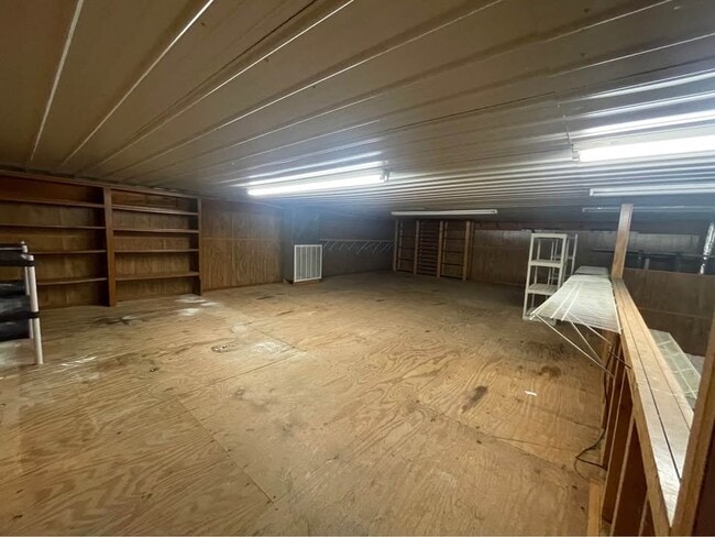 Building Photo - 226 Lake View Dr