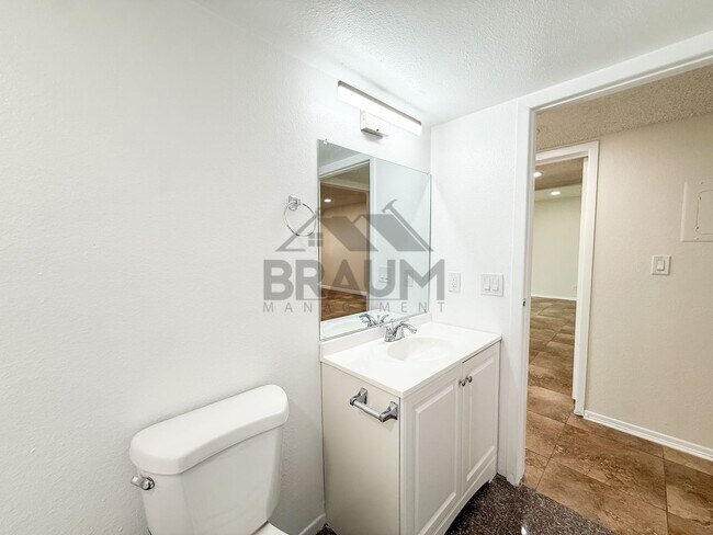 Building Photo - 221 W Elm Ave