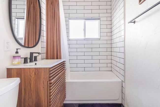 Building Photo - Renovated Two Bedroom West Napa Bungalow