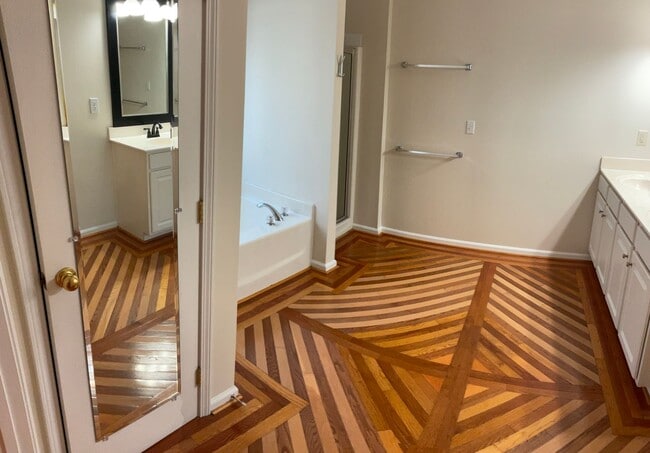 Building Photo - Quiet Neighborhood- Large family living!