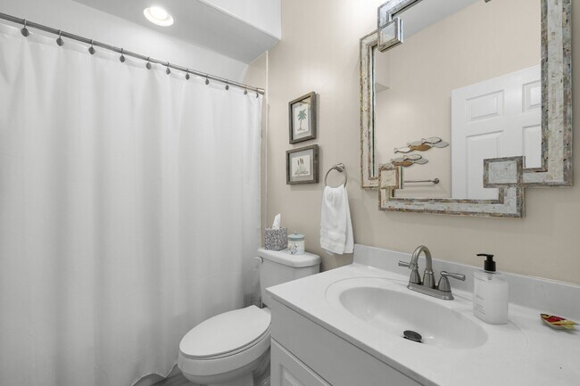 Building Photo - Tarpon Cove condo - close to the beach. Yacht club membership is available.