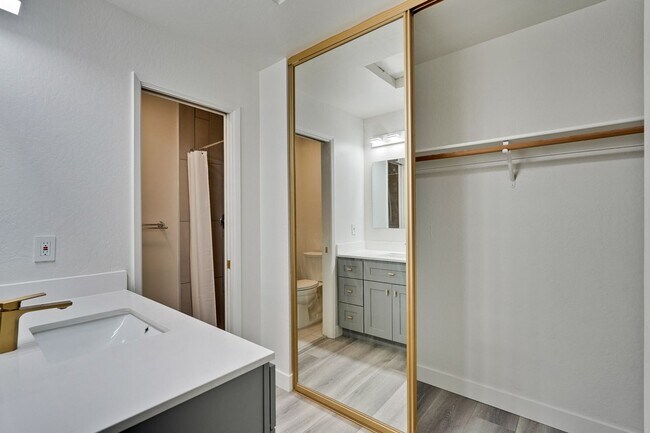 Building Photo - 2 bed 2 bath condo