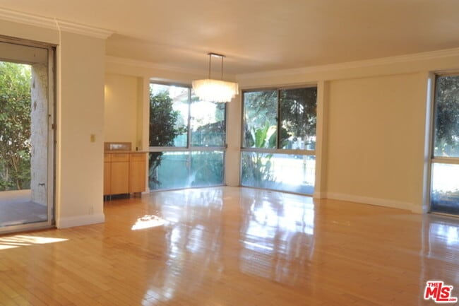 Building Photo - 318 N Maple Dr